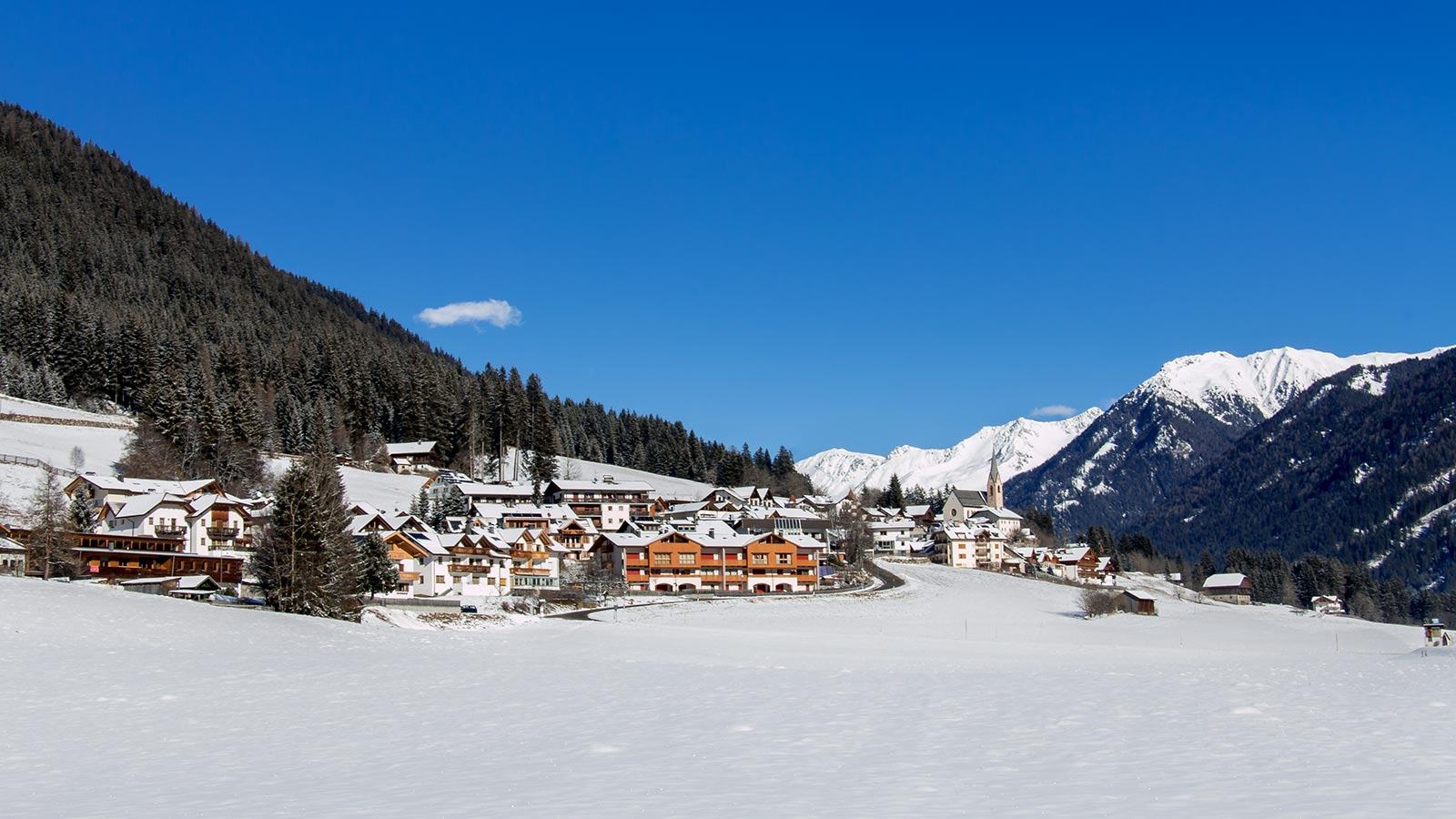 il villaggio di Casies coperto di neve in inverno