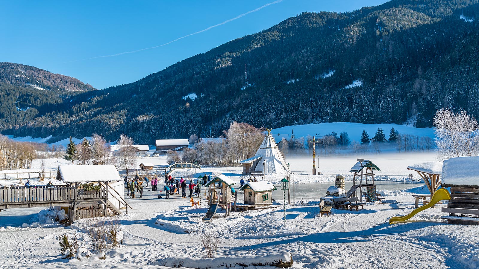 il villaggio di Casies in inverno con la neve in una giornata di sole