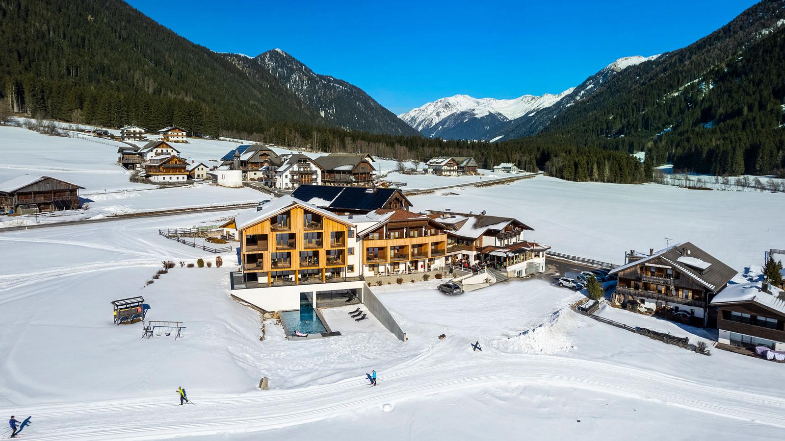 das Hotel Tyrol im schneebedeckten Gsies im Winter