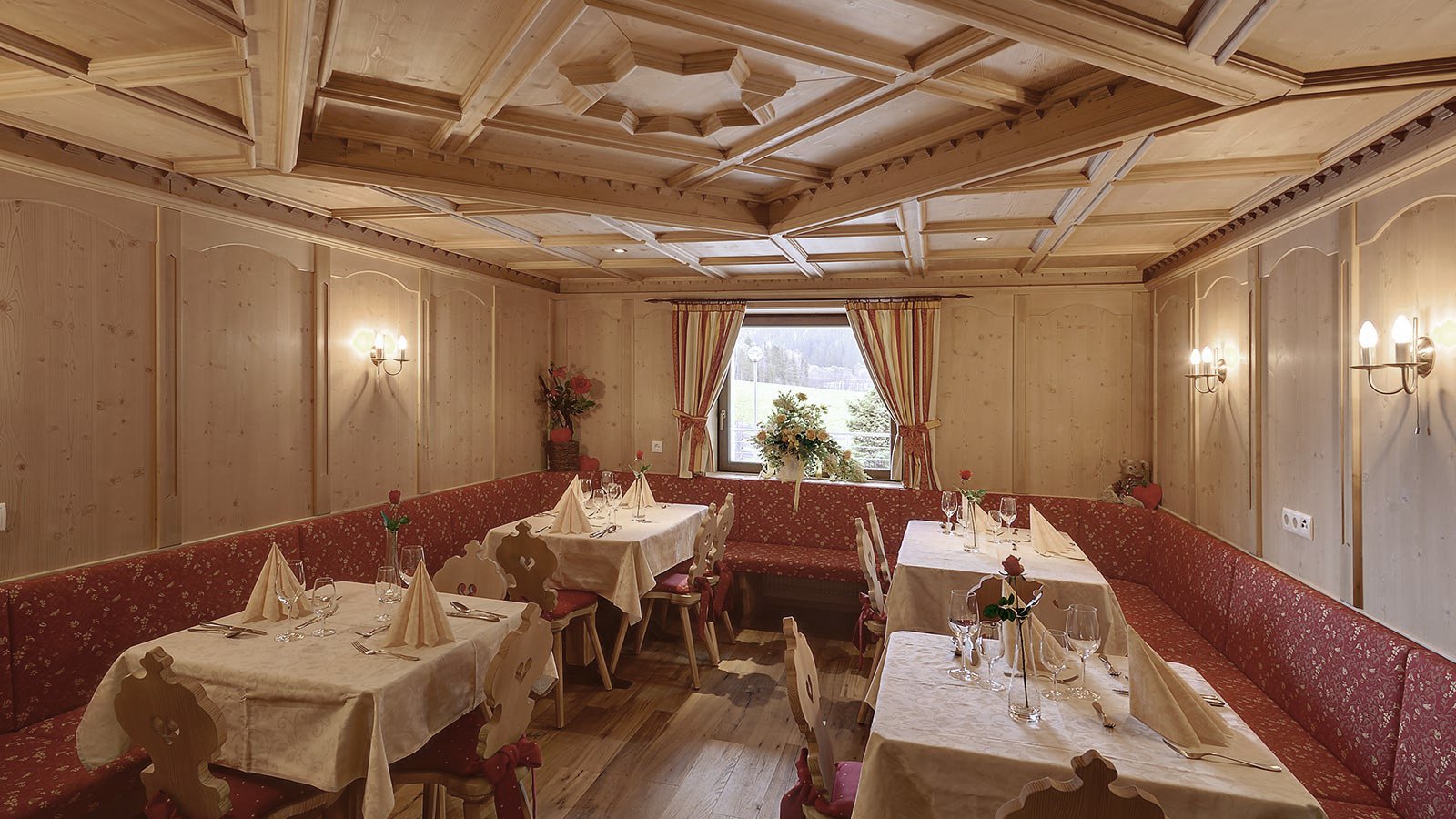 eleganter Speisesaal des Hotels Tyrol in Gsies