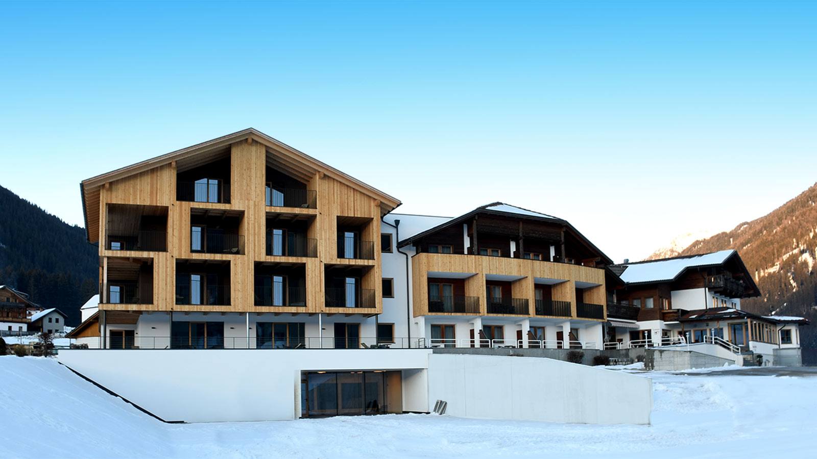 das Hotel Tyrol im schneebedeckten Gsies im Winter