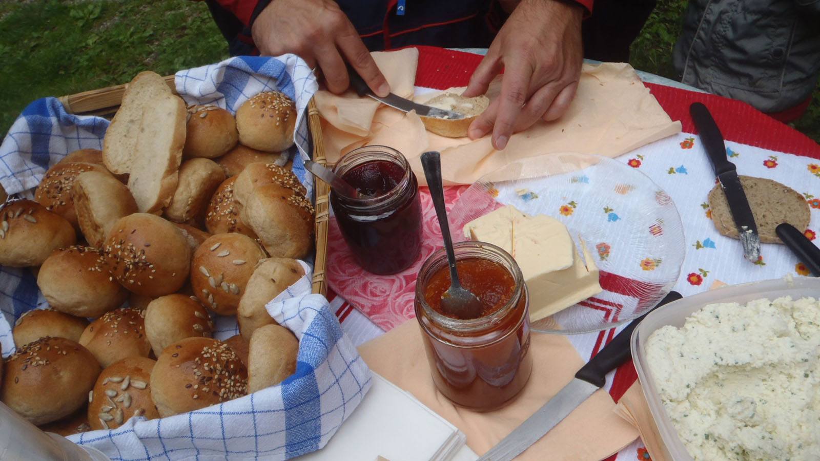 Frühstücksbrötchen mit hausgemachter Marmelade, sowie Aufstrich und Aufschnitt im Hotel Tyrol in Gsies