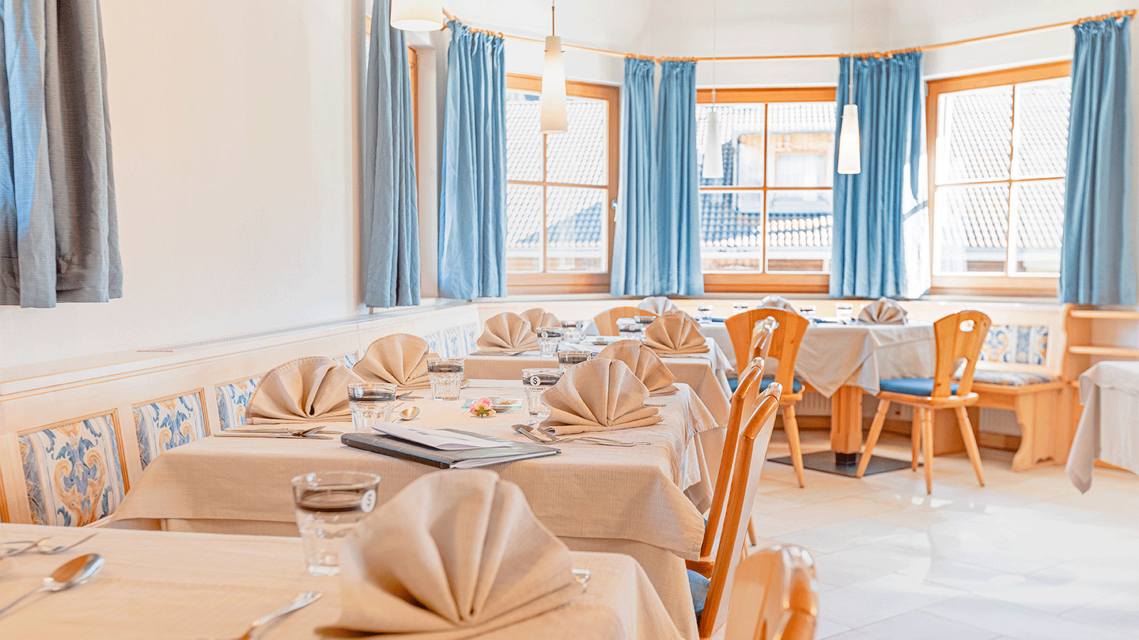 accogliente sala da pranzo arredata in legno all'Hotel Tyrol di Casies